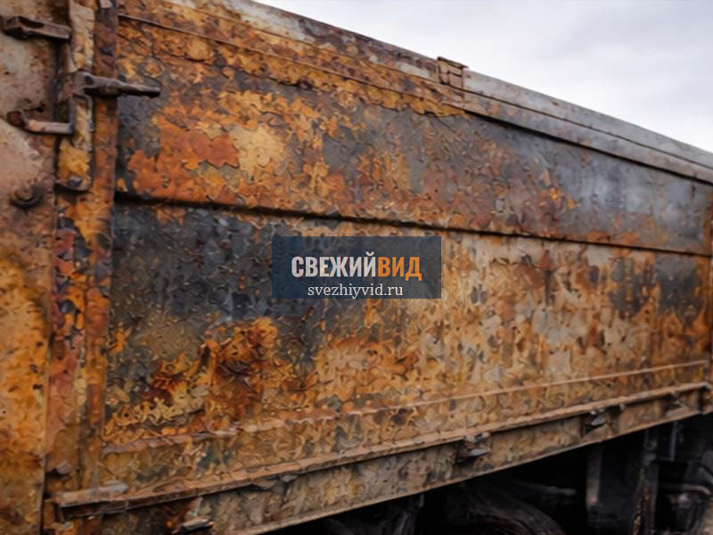 Борт грузового автомобиля до пескоструйной очистки от ржавчины