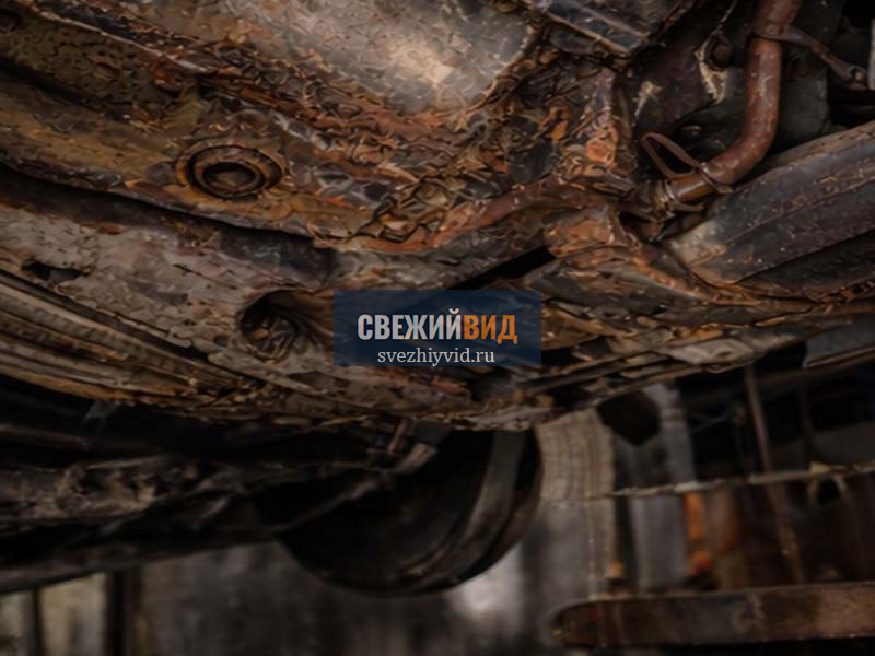 Днище легкового автомобиля до пескоструйной очистки от ржавчины