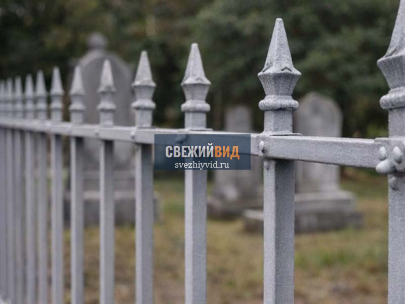 Кованый металлический забор после пескоструйной очистки и грунтовки