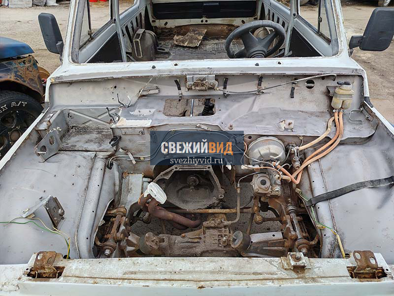 Моторный отсек автомобиля после пескоструйной очистки