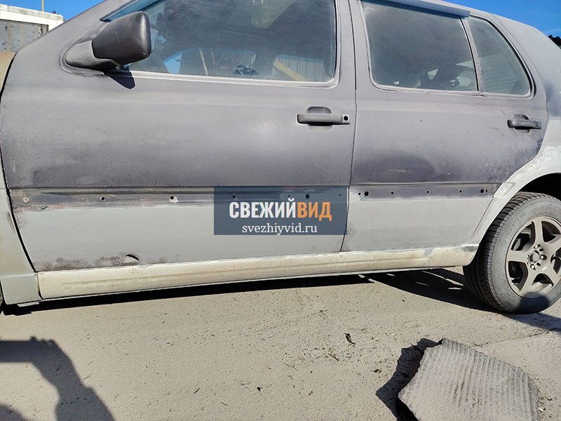 Кузов легкового автомобиля после пескоструйной обработки нижних бортов