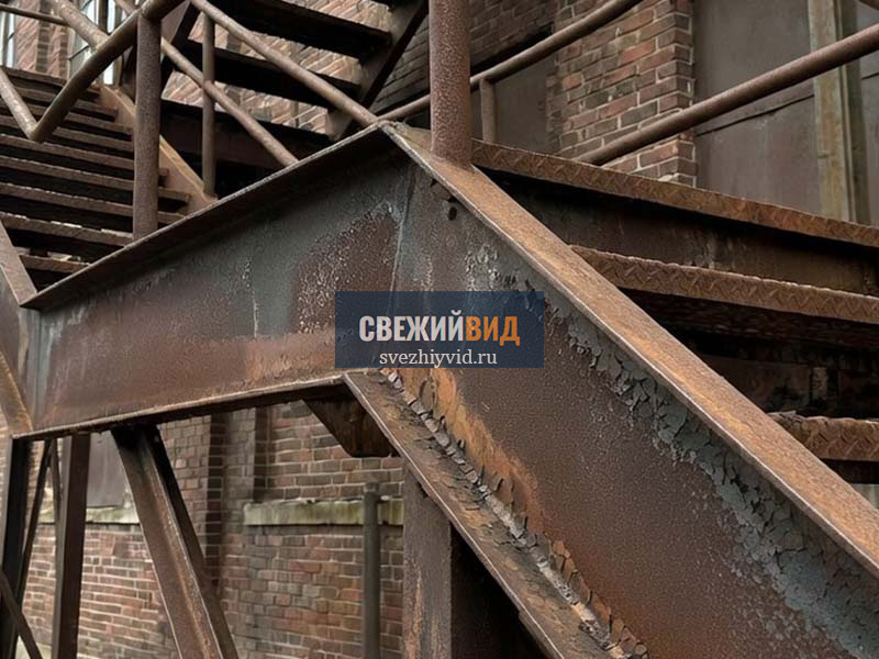 Металлическая лестница до пескоструйной очистки от ржавчины