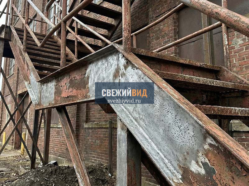 Металлическая лестница после антикоррозийной обработки