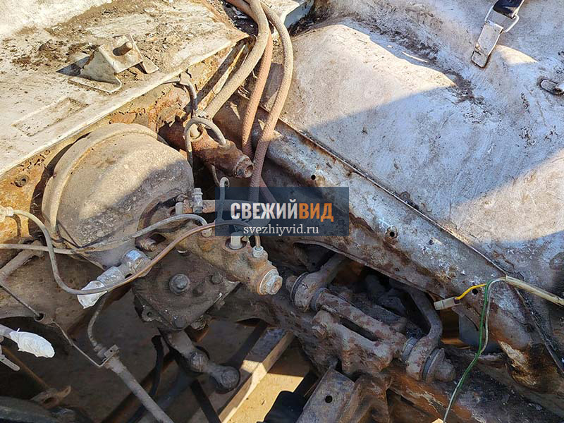 Моторный отсек легкового автомобиля до пескоструйной очистки