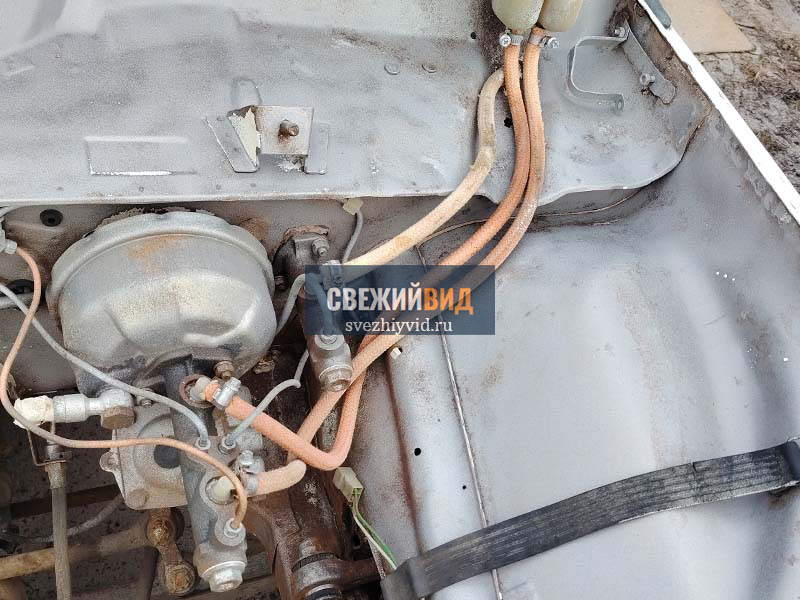 Моторный отсек легкового автомобиля после пескоструйной очистки от ржавчины и старой краски