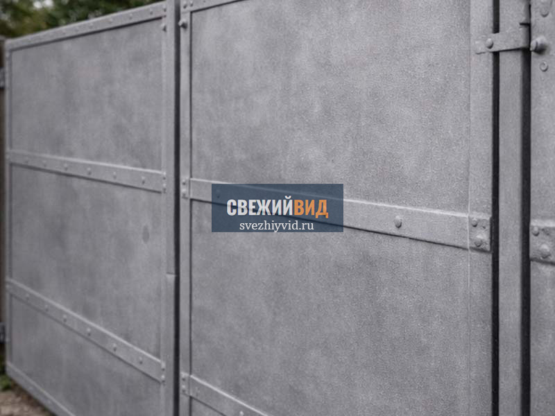 Металлический забор после очистки и покраски