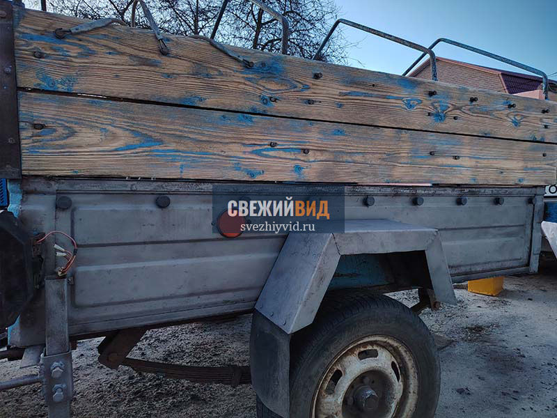 Легковой прицеп после пескоструйной очистки деревянных бортов